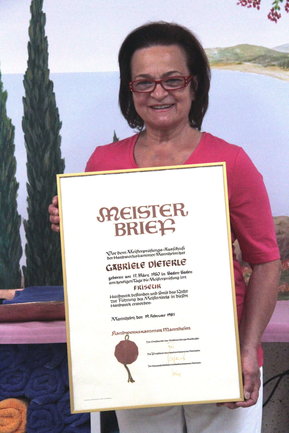 Gabriele Dieterle mit dem Meisterbrief